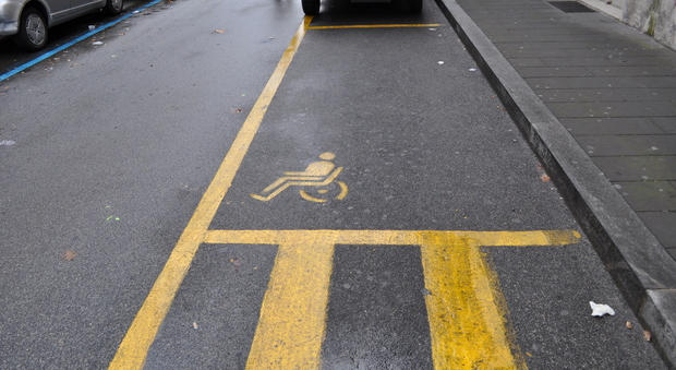 Un parcheggio auto riservato ai disabili