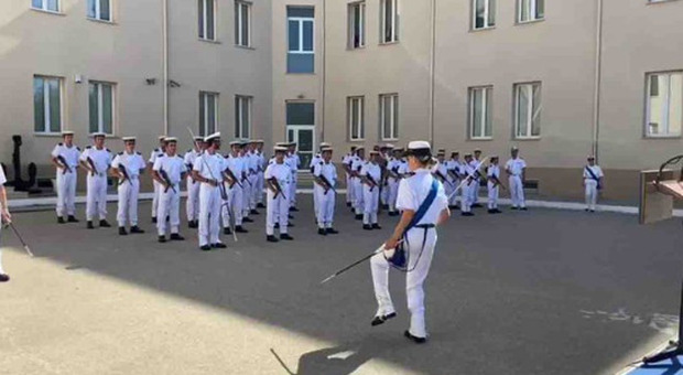 Ballano "Jerusalema" durante il giuramento della Marina: indagata l'ufficiale