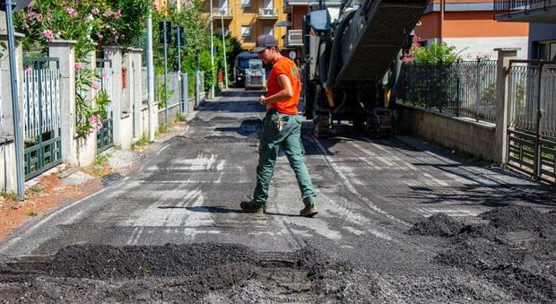 Iniziati a Piazza Tevere i lavori per il ripristino dell’asfalto: le chiusure