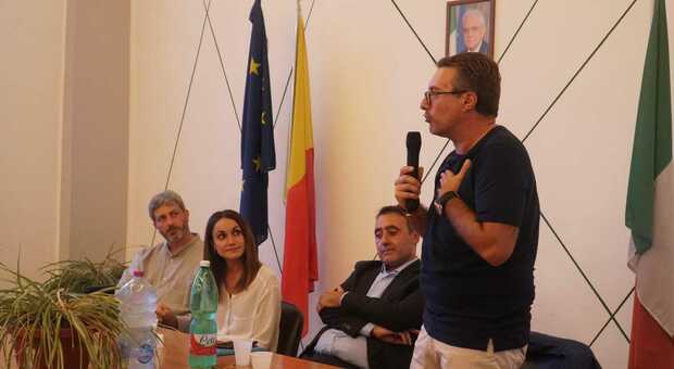 Il segretario Cgil Slc Gianluca Daniele e l'ex presidente della Camera Roberto Fico durante il dibattito