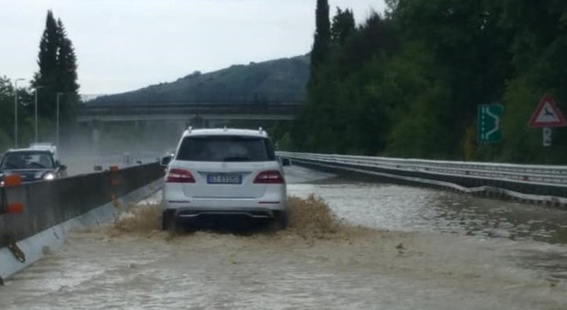 Castel di Lama, bomba d'acqua sulla superstrada Ascoli-Mare