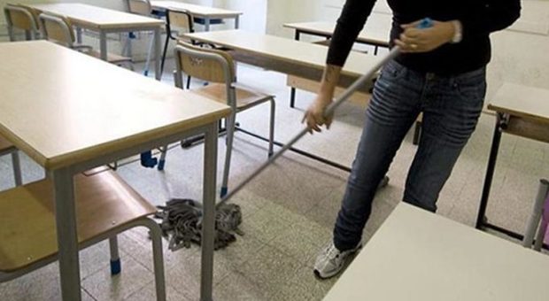 Pulizie a scuola, 600 bidelli «supplenti» dopo il licenziamento degli ex Lsu