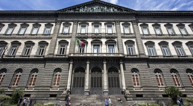Napoli, sesso in cambio di un 30 agli esami: sospeso docente dell'università Federico II