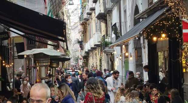 Natale a Napoli, caos e assembramenti ai baretti di Chiaia: le ordinanze non fermano il brunch della vigilia