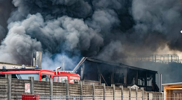 San Giuliano Milanese incendio, il racconto di un dipendente: «Le fiamme sono partite da un macchinario. Ho soccorso i miei colleghi»