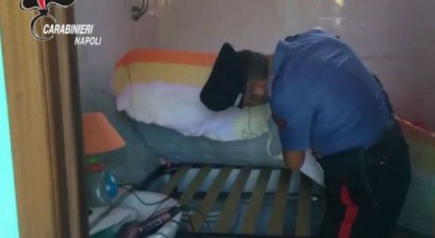 Nella fabbrica abusiva nel Napoletano i clandestini dormivano nei bagni | Video