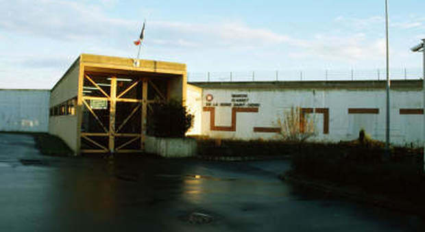 Francia, il carcere di Villepinte consegna le chiavi ai detenuti