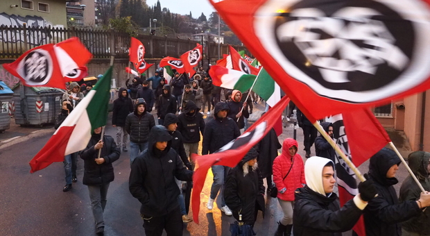 Parlamento Ue: «Mettere al bando Casapound, interdire i gruppi neofascisti»