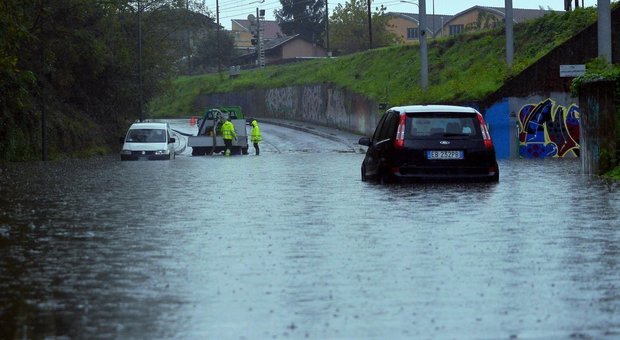 Alessandria, l'ultima telefonata del tassista travolto dall'onda: «C'è acqua dappertutto»