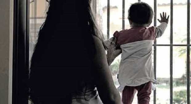 Roma, detenuta a Rebibbia lancia figli dalle scale: secondo bimbo clinicamente morto. Sospesi vertici del carcere e vicecapo polizia