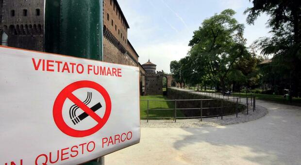 Milano vieta il fumo, dal 1° gennaio stop alle sigarette alle fermate del bus, nei parchi e al cimitero