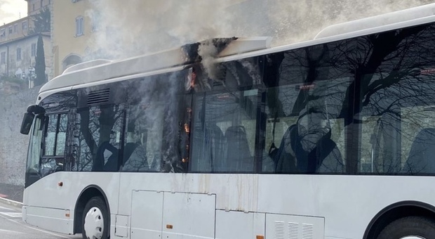 Principio d’incendio sul bus pieno di alunni: lo stop in via Bellesi, scatta l’evacuazione