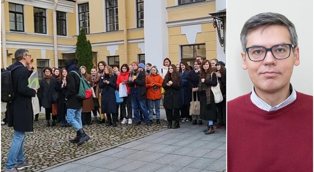 Denis Skopin, prof russo licenziato perché «contrario alla guerra»: l'applauso delle sue studentesse