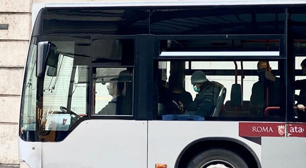Roma, rompe con un pugno il vetro di un bus: denunciato