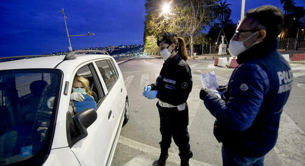 Movida a Napoli, controlli della polizia locale: 11 multe per occupazione abusiva di suolo pubblico
