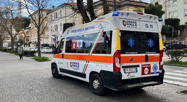 Malore in auto e sul bus, doppio soccorso ad Ancona: un uomo e una donna in ospedale