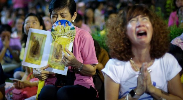 Bangkok, lutto per la morte del re, l'ambasciata agli italiani: «Comportatevi in modo rispettoso»