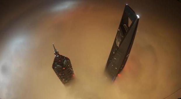 Cina, scalano il secondo grattacielo più alto del mondo e scattano foto incredibili