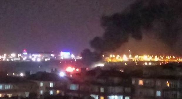 Istanbul, jet privato precipita e si incendia: muore il pilota, tre feriti, chiuse piste dell'aeroporto Ataturk