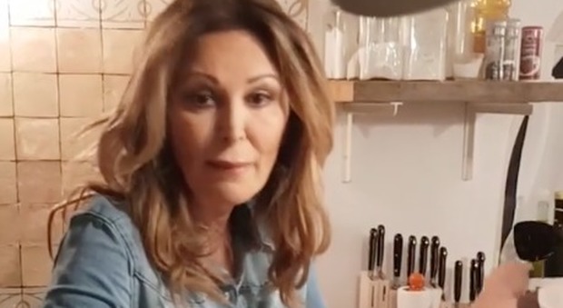 Daniela Santanchè cucina pesce e pubblica il video su Instagram: piovono le critiche