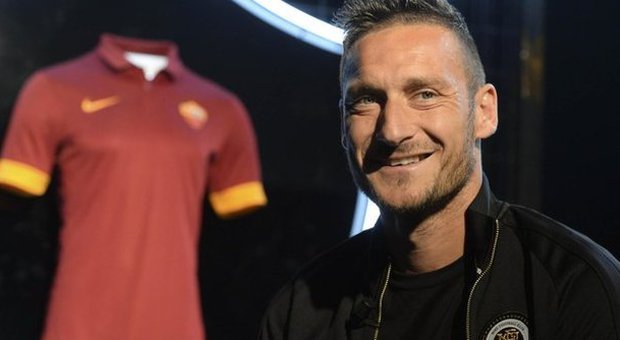 Roma, presentate le nuove maglie Totti: «Benatia? C'ho parlato, spero resti» Guarda foto e video dell'evento