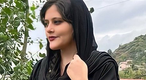 Ragazza di 22 anni picchiata a morte dalla polizia: «Non indossava bene il velo». L'orrore in Iran
