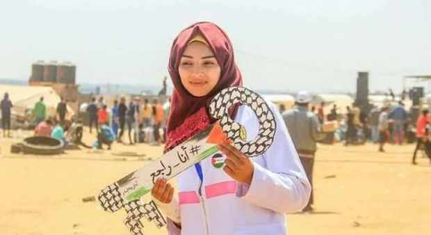 Infermiera palestinese 21enne uccisa a Gaza, aveva le mani in alto. Israele annuncia un'indagine