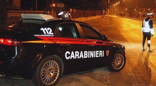 Un uomo di 33 anni trovato morto in auto a Macerata: scoperta choc all'alba