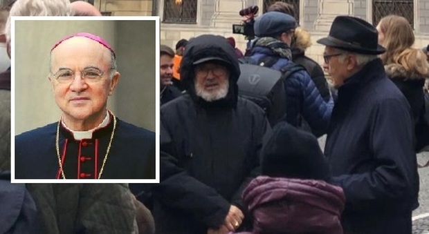 L'arcivescovo ribelle Viganò irriconoscibile e in incognito va a Monaco a un sit in di protesta
