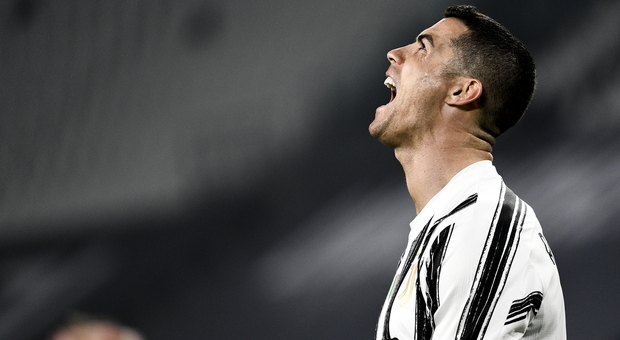Juve, 3-0 al Crotone e terzo posto. Ronaldo show: doppietta e -2 da Pelè