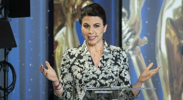 Splendida Cornice, stasera in tv Geppi Cucciari debutta con il suo talk: ospiti e anticipazioni
