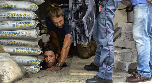 Napoli, colpo in banca da 100mila euro Usato il tunnel della rapina di un mese fa