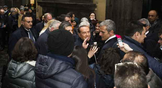 Berlusconi in gita a Napoli: «Vinco e ci saranno meno tasse»