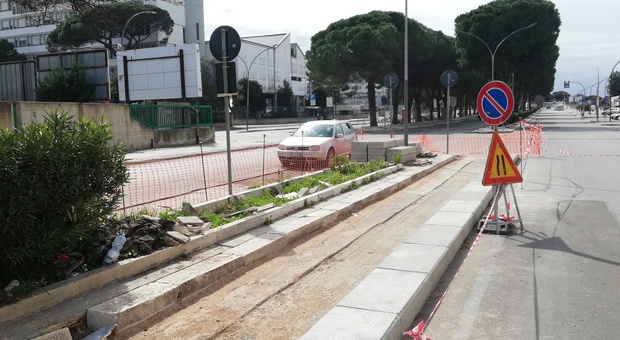 I lavori per la pista ciclabile su viale Palmiro Togliatti