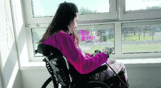 Giovane donna sulla sedia a rotelle dopo l'intervento, a distanza di sei anni medico a processo