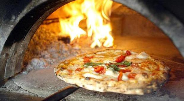 Campania, parlamentari grillini fanno i camerieri e i pizzaioli per finanziare la campagna elettorale
