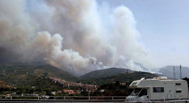 Rieti, vasto incendio ad Antrodoco brucia un monte sopra l'abitato operazioni di spegnimento difficili
