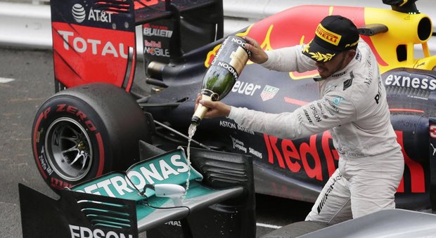 Lewis Hamilton innaffia di Champagne la sua Mercedes dopoal vittoria di Montecarlo