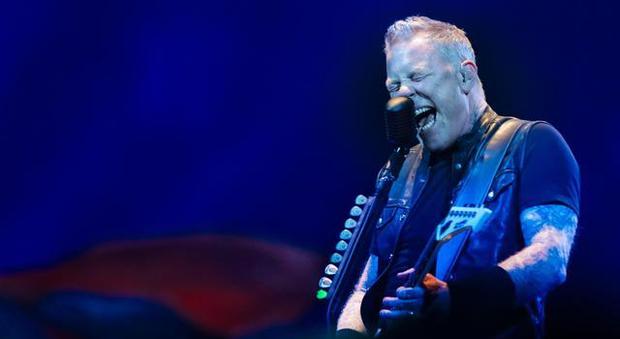 Metallica, tour annullato per i problemi con l'alcol del cantante: «James ha una dipendenza»