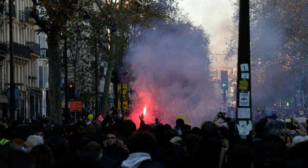 Parigi, tensione alla manifestazione contro la legge sulla sicurezza