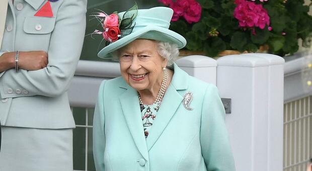La Regina Elisabetta va ad Ascot: raggiante e sorridente, per la prima volta senza Filippo
