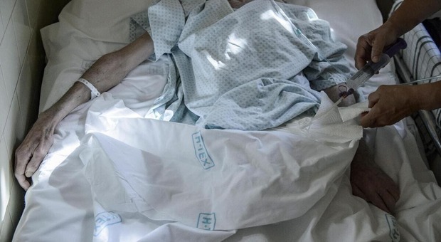 Sparatoria in ospedale, moglie uccide il marito malato terminale: «Avevano fatto un patto»