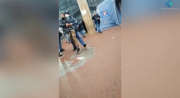 Napoli, nuovo video choc: vigilante viene preso a calci all'ospedale dei Pellegrini