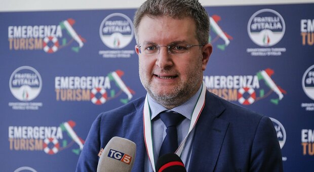 Carlo Fidanza indagato per corruzione, l'accusa: «Ha assunto il figlio di un consigliere in cambio delle dimissioni»