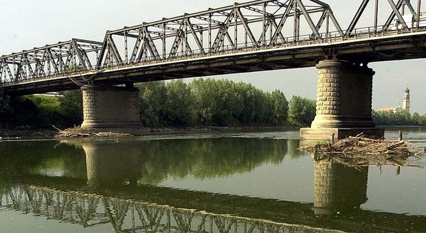 Il Po a Occhiobello con il ponte ferroviario