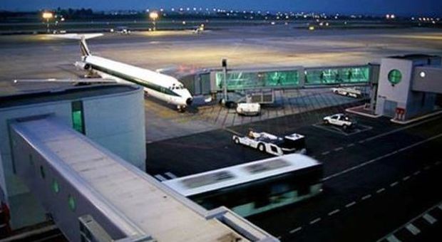 Malore sull'aereo, passeggero morto in volo: inutile l'atterraggio d'emergenza a Brindisi