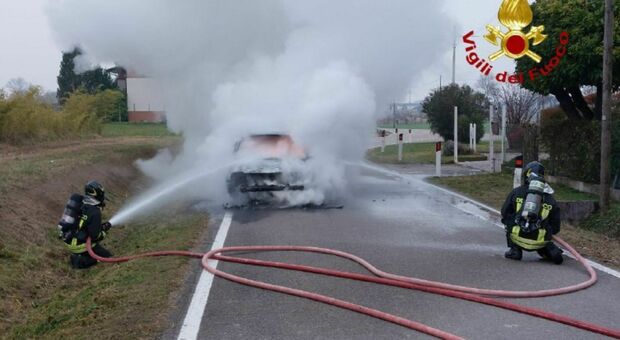 Auto in fiamme a Porcia, l'anziana alla guida scende e accusa un malore