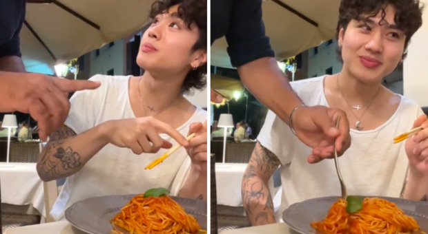 Mangia gli spaghetti con le bacchette, la reazione del cameriere è esilarante
