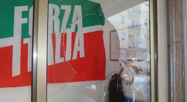 La vetrina sfondata della sede di Forza Italia