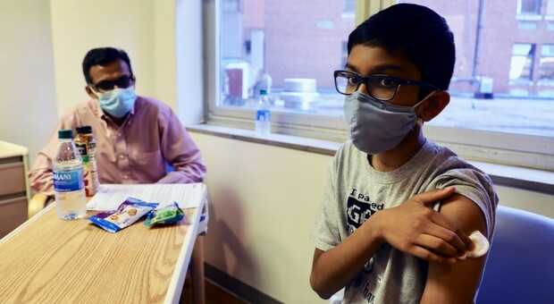 Vaccino Covid, Abhinav (12 anni) è il volontario più piccolo del mondo a sottoporsi al test: «Così aiuto il mondo»